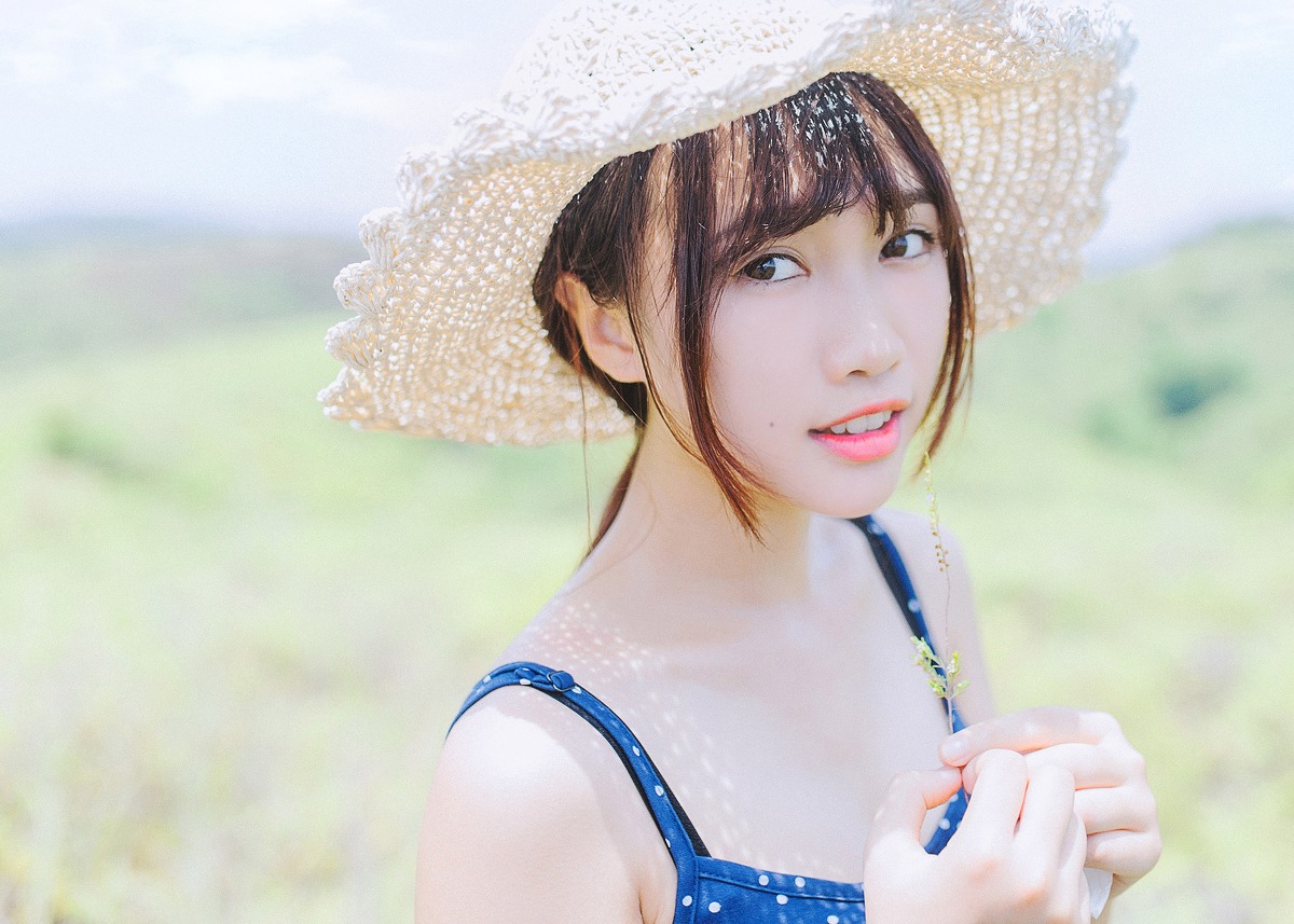 清纯美女吊带长裙野外阳光写真