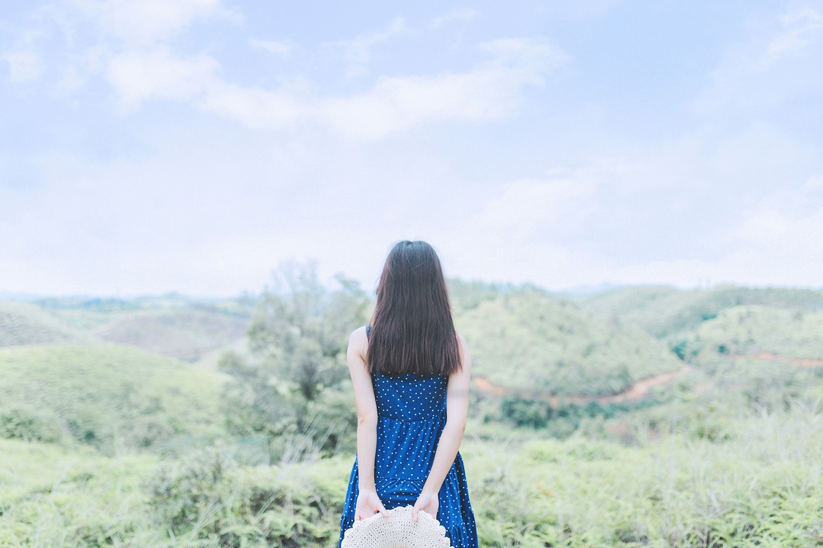 清纯美女吊带长裙野外阳光写真