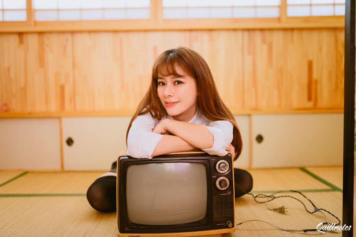 精致脸蛋超美的刘海清纯美女丝袜超短裙写真
