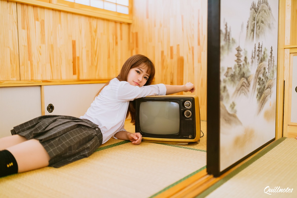 精致脸蛋超美的刘海清纯美女丝袜超短裙写真