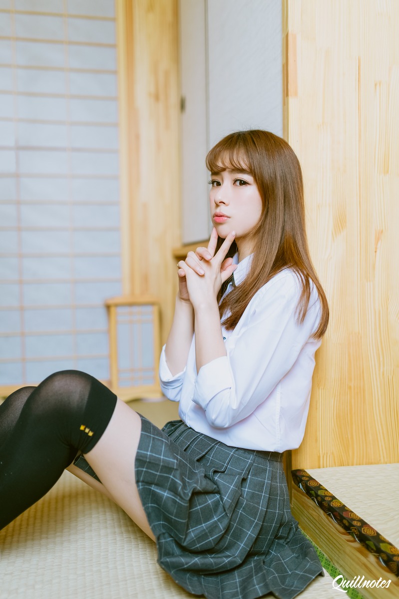 精致脸蛋超美的刘海清纯美女丝袜超短裙写真