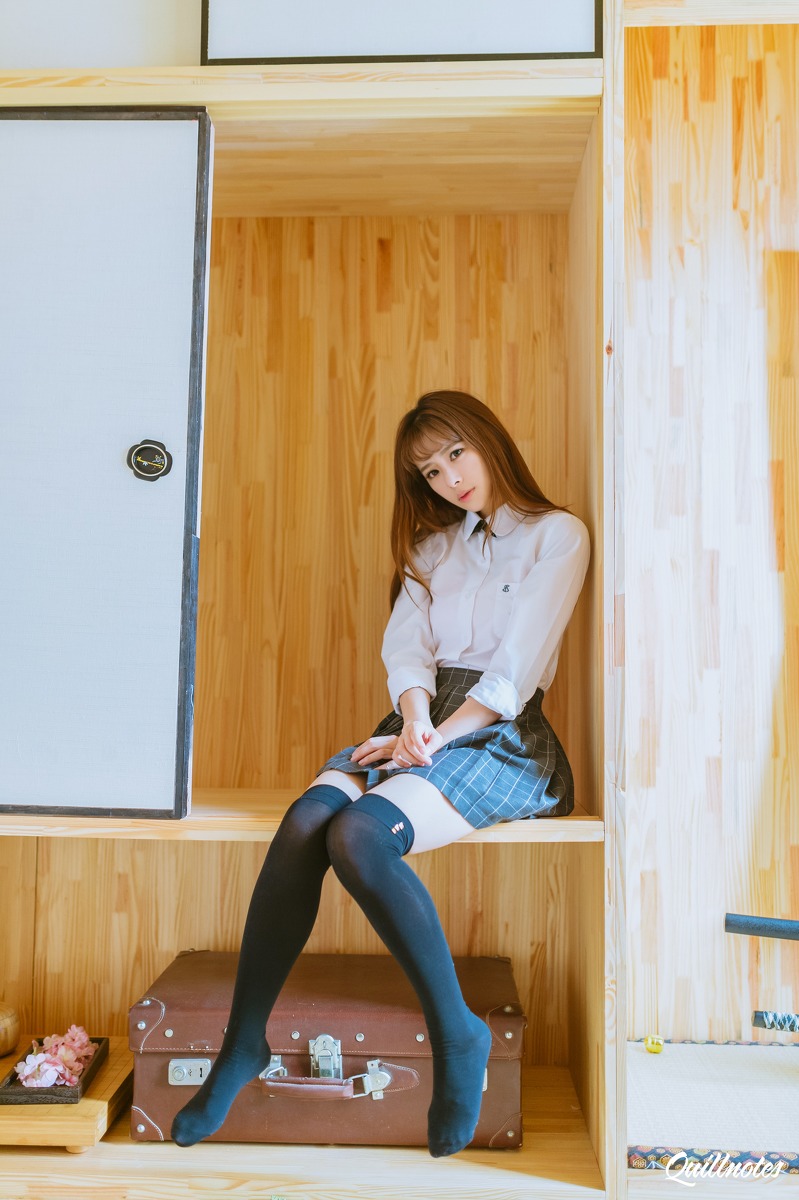 精致脸蛋超美的刘海清纯美女丝袜超短裙写真
