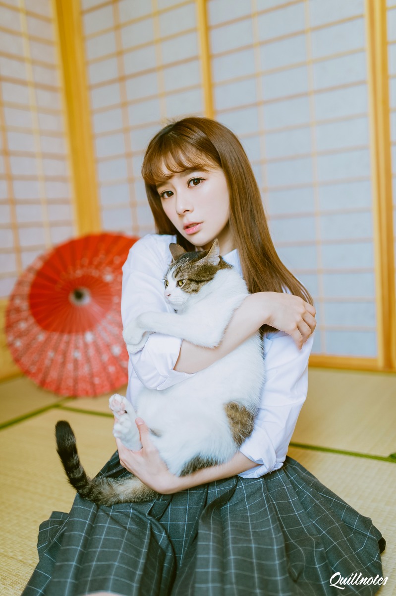 精致脸蛋超美的刘海清纯美女丝袜超短裙写真