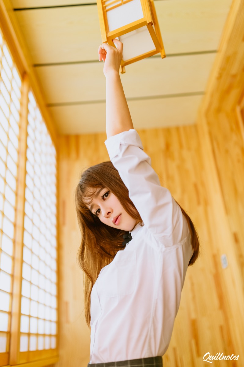 精致脸蛋超美的刘海清纯美女丝袜超短裙写真