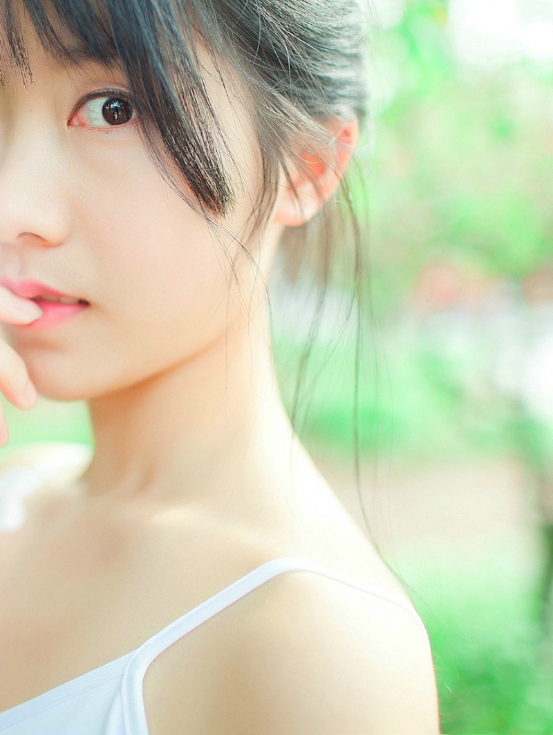 甜美可爱妹子吊带白裙清纯可爱动人