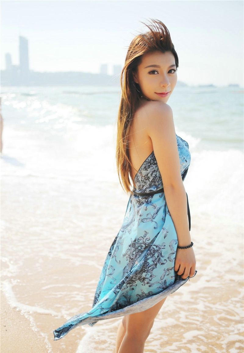 连衣裙风情美女嘉宝贝儿阳光海滩撩人写真