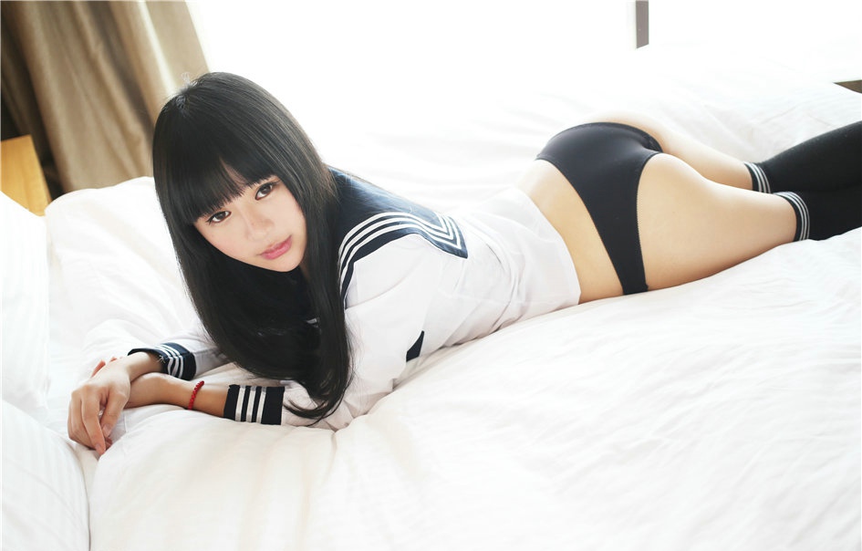 性感学生妹伊雨蔓情趣内衣私房白皙写真
