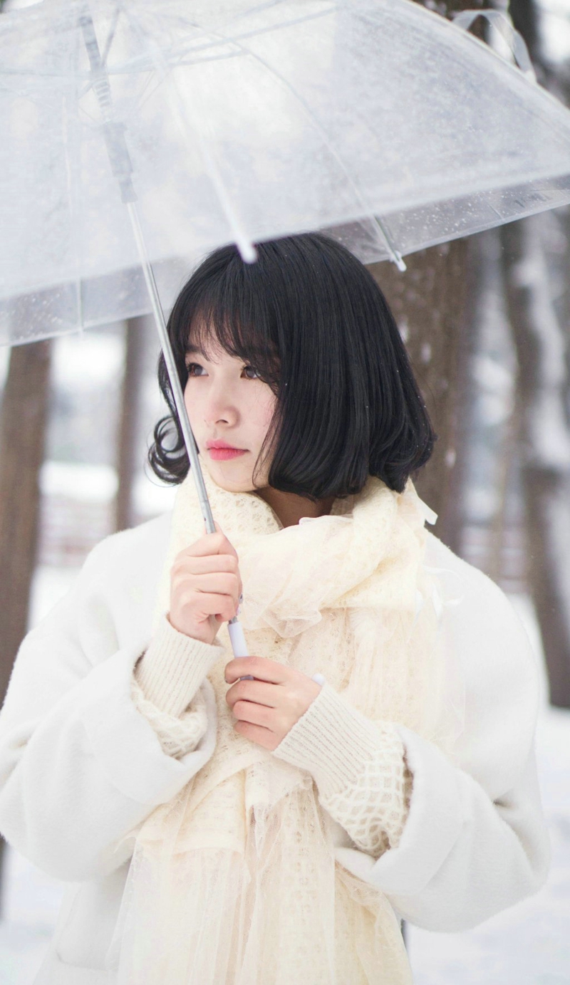 雪地纯白世界内的短发妹子清新唯美写真