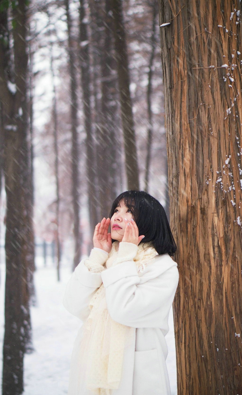 雪地纯白世界内的短发妹子清新唯美写真