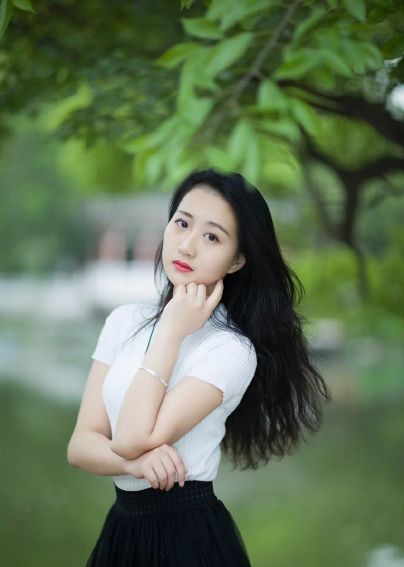 气质长裙女神户外清纯写真魅力十足