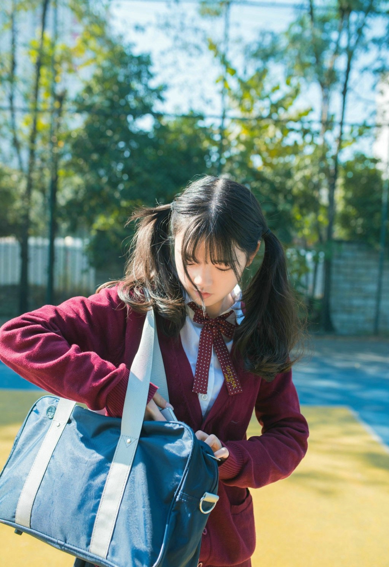 双马尾萌妹子体育馆内清新可人