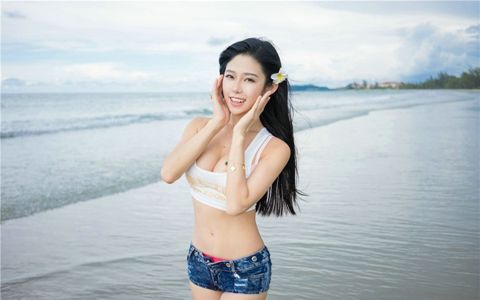 性感美女Luvian比基尼湿身透明妖娆美胸