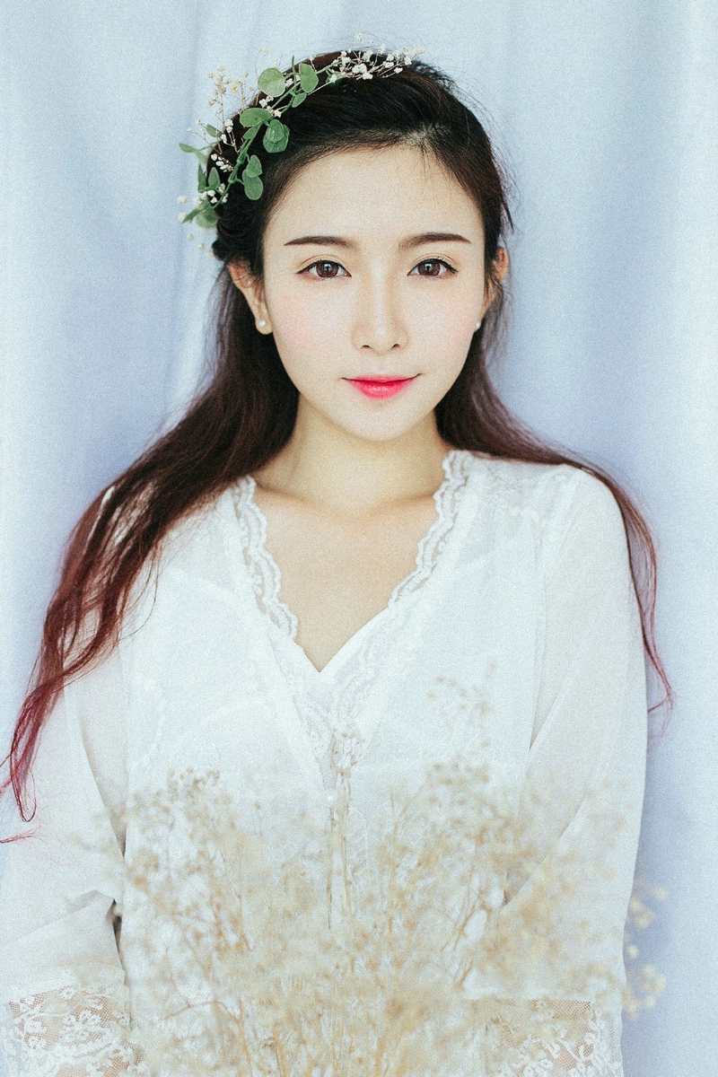 温婉纯美女神花环清新白裙唯美写真