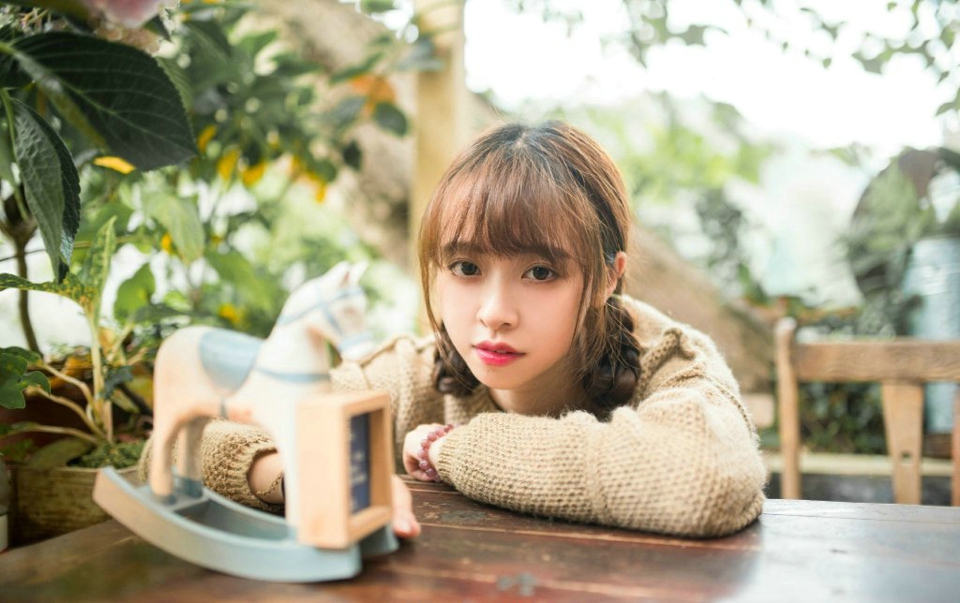 天真萌妹子毛衣短裙温暖娇嫩写真