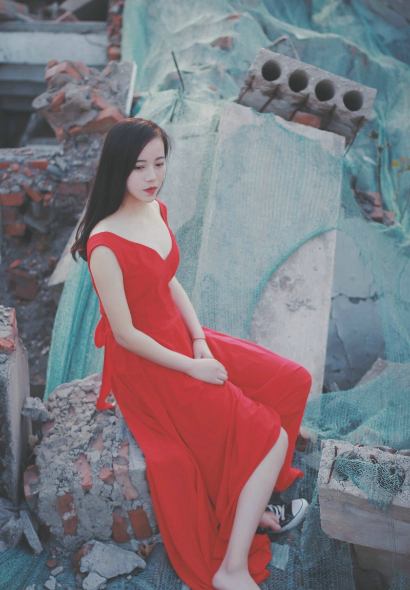 废墟内的气质高挑红裙美女寂寞孤独
