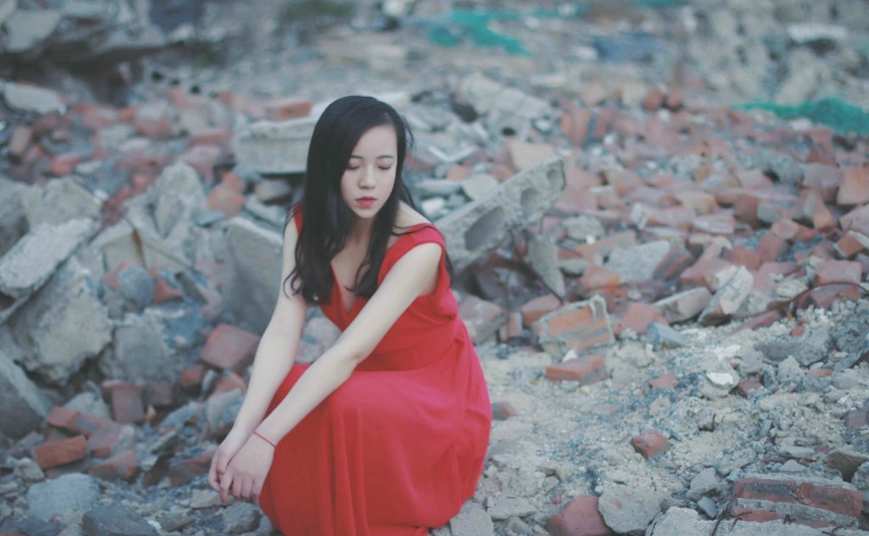 废墟内的气质高挑红裙美女寂寞孤独