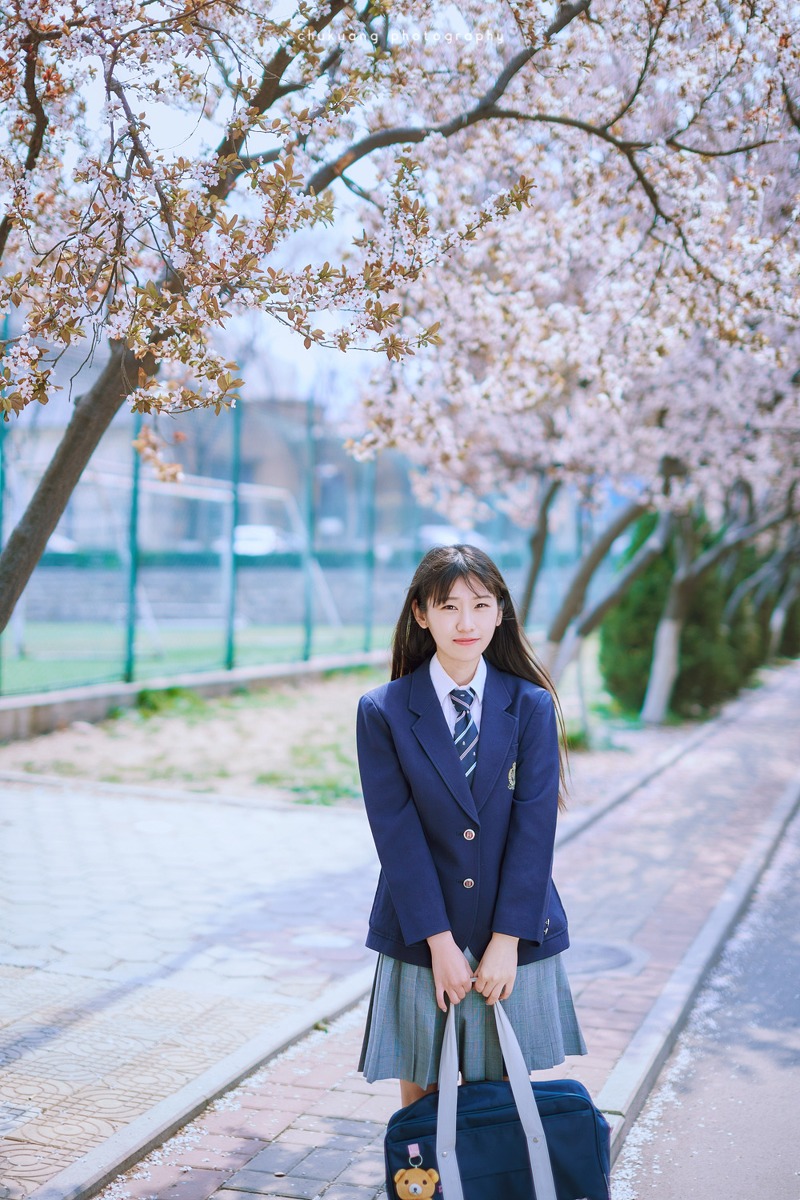 樱花之下的清纯制服日系学生妹甜美的笑容