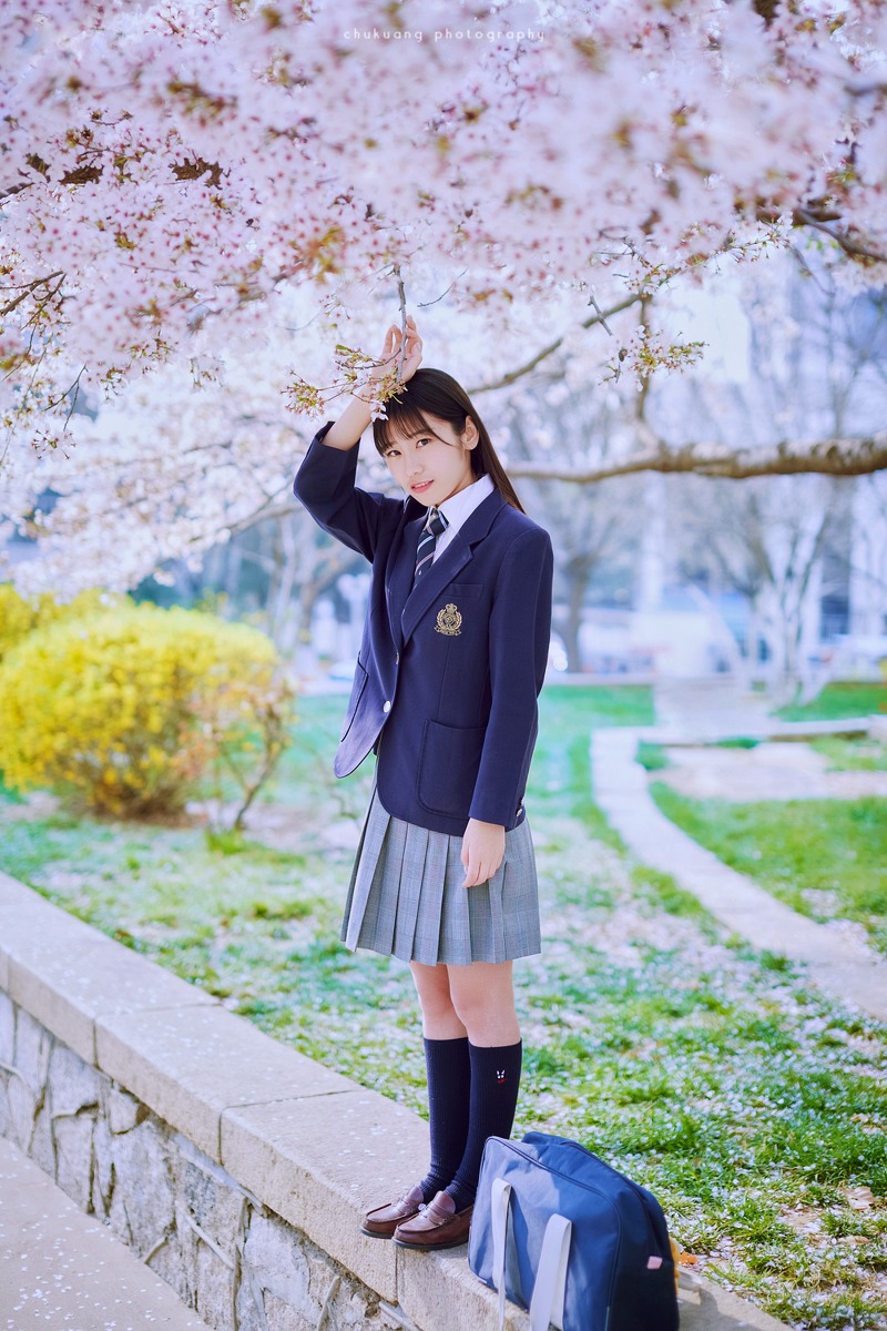 樱花之下的清纯制服日系学生妹甜美的笑容