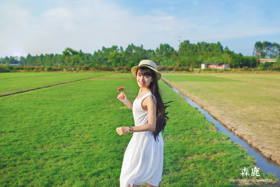 大眼长发刘海美女清纯白衣长裙写真