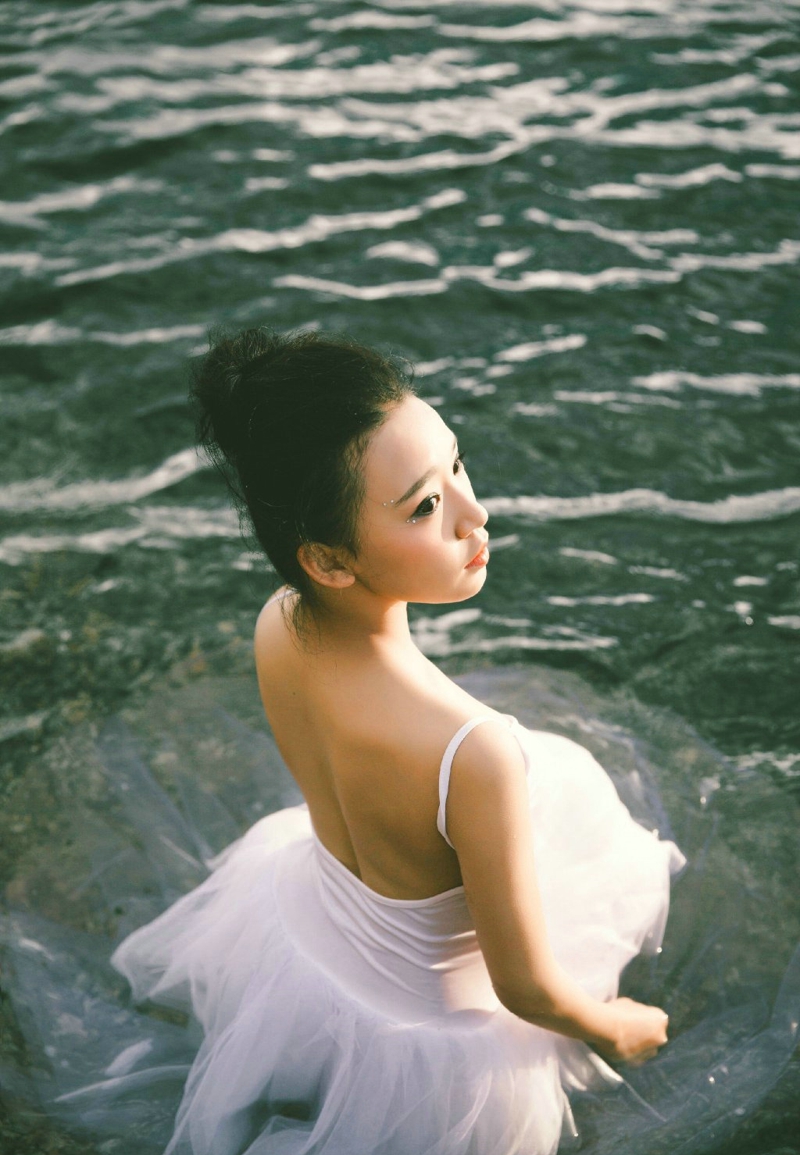 芭蕾舞少女湖边舞裙湿身唯美意境
