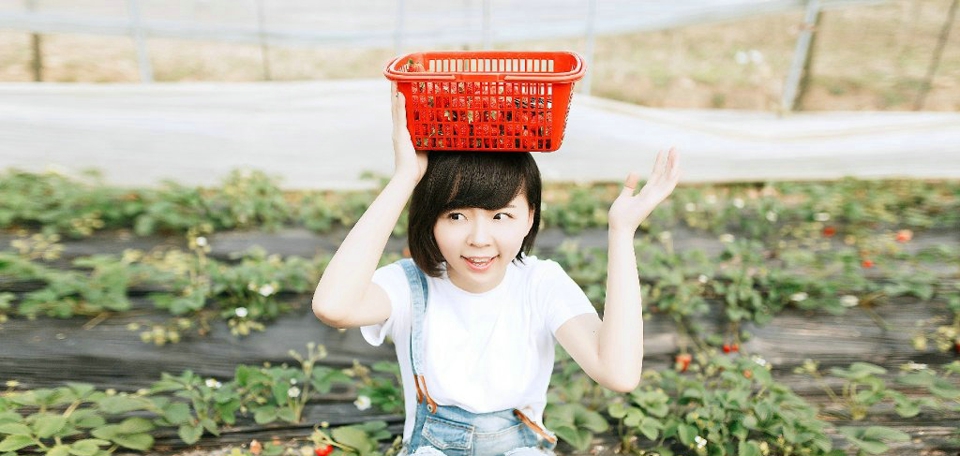 短发背带裤妹子摘草莓青春活力俏皮