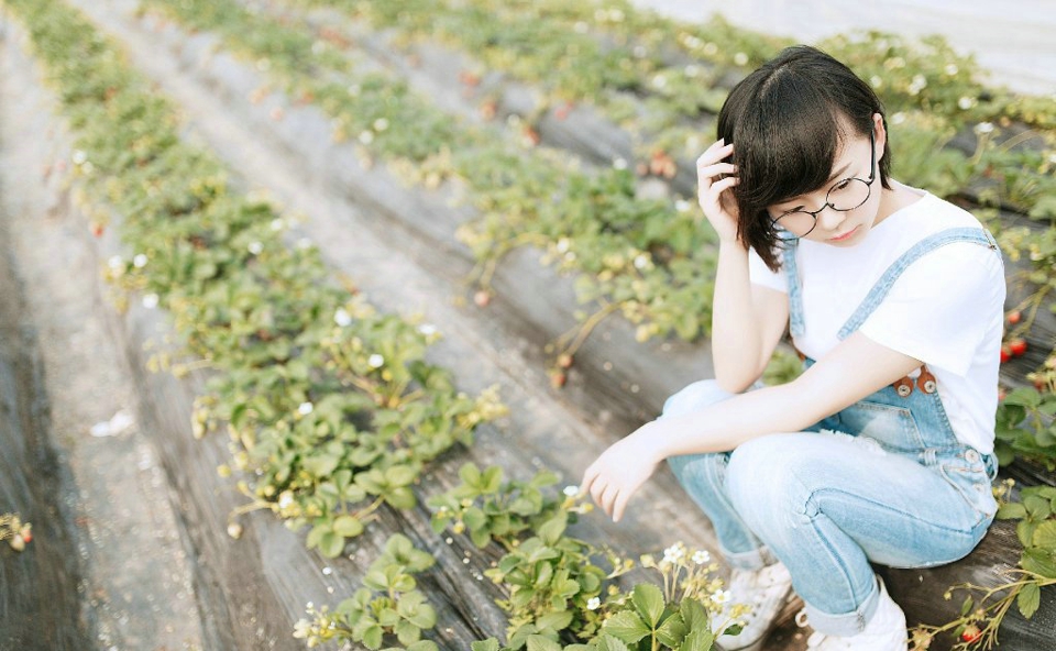 短发背带裤妹子摘草莓青春活力俏皮