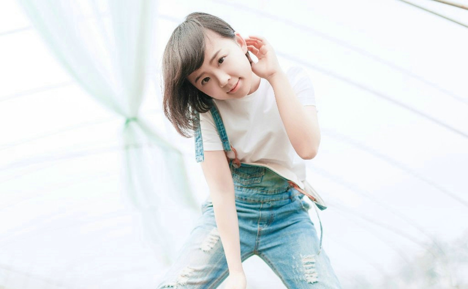 短发背带裤妹子摘草莓青春活力俏皮