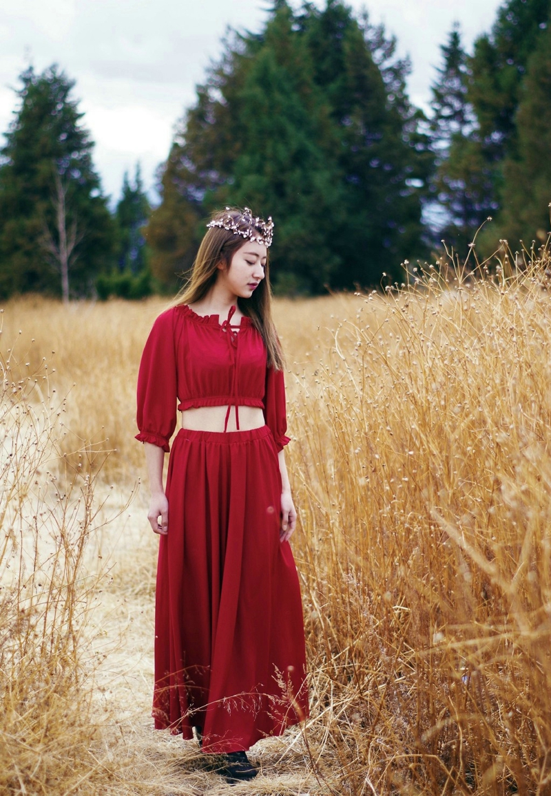 荒野中的高颜值优雅美女红裙亮眼唯美