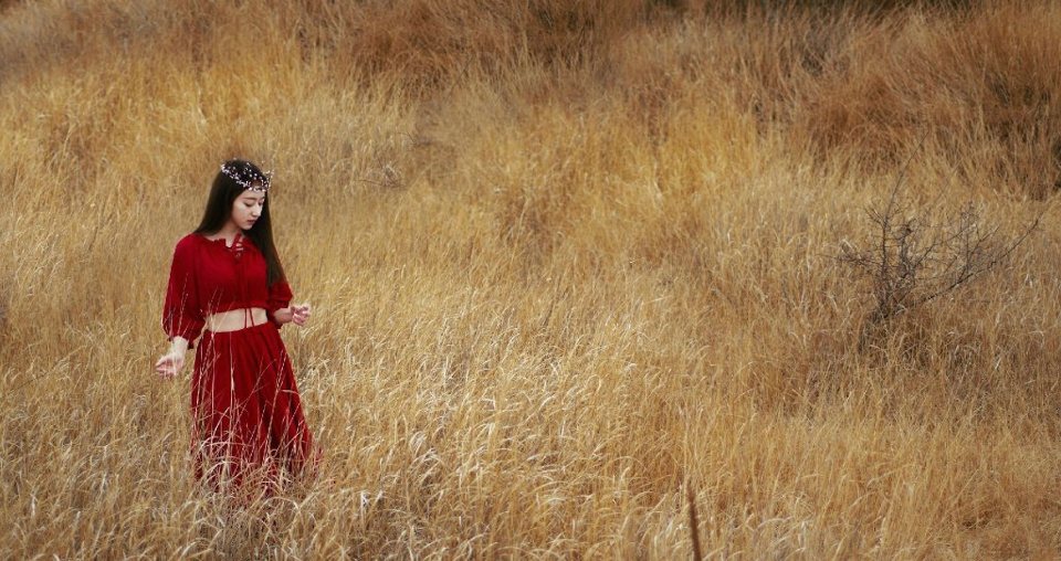 荒野中的高颜值优雅美女红裙亮眼唯美