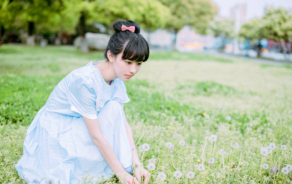 蒲公英少女绿茵清新写真可爱迷人