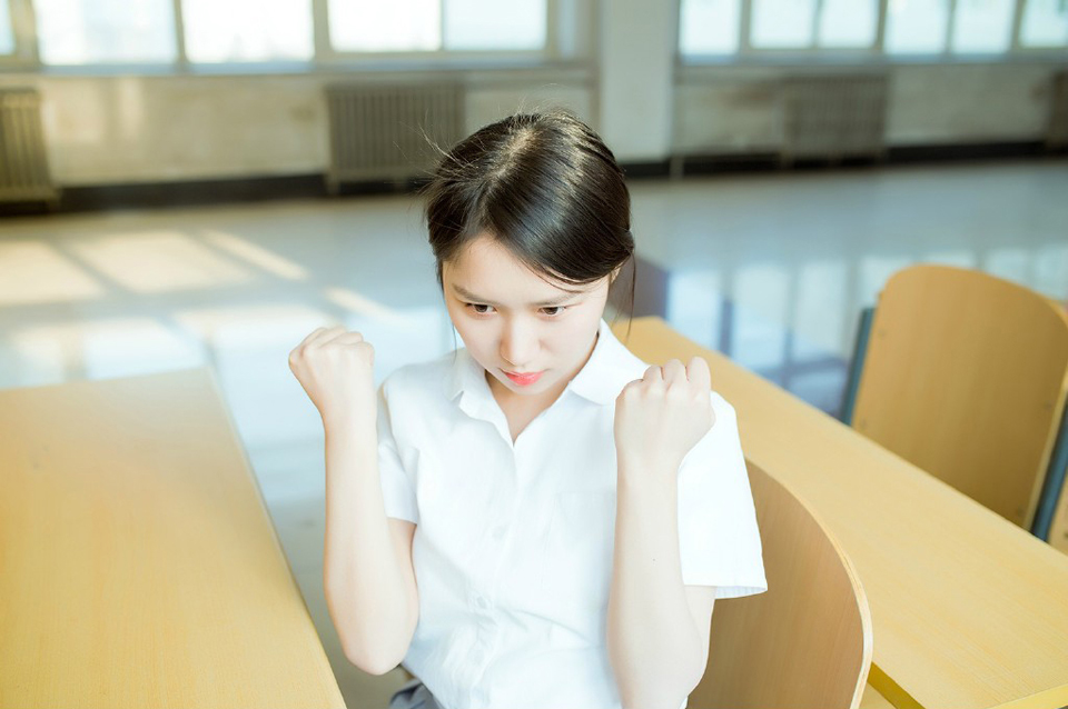 白皙少女校园图书馆清新写真