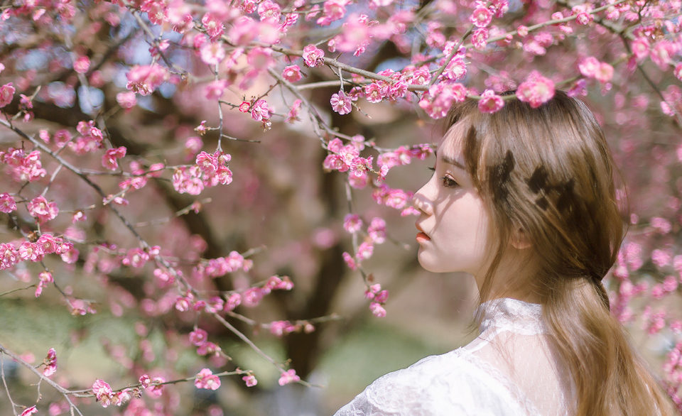 魅力高颜值女神花丛写真清新美丽