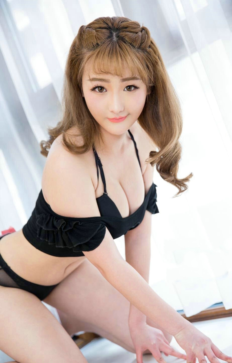 可爱妹子初夏卖萌爆乳肉感引人犯罪