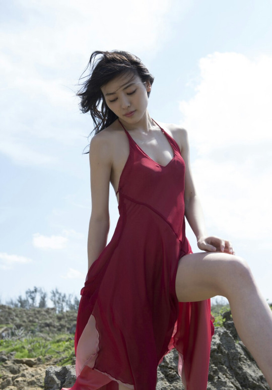 日本女星矢岛舞美薄纱装惹火秀美背玉腿