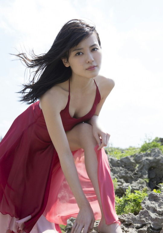 日本女星矢岛舞美薄纱装惹火秀美背玉腿