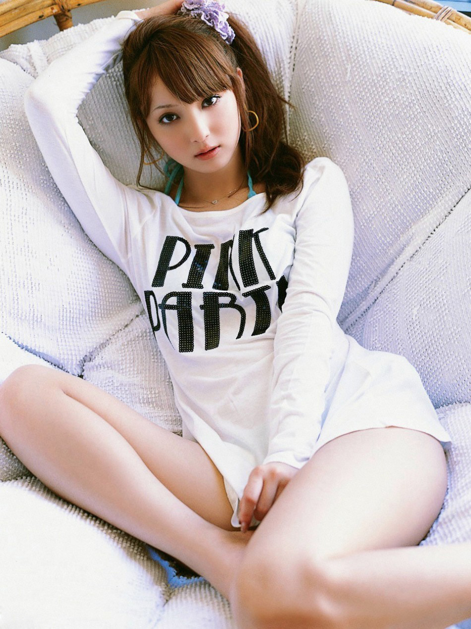 日本女星佐佐木希T恤盖臀居家写真