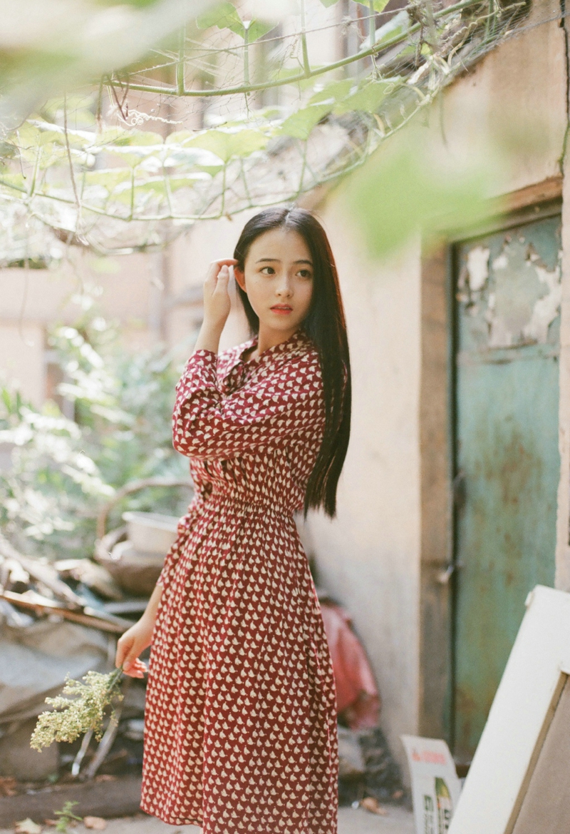 气质女神清新红色格子裙美丽动人