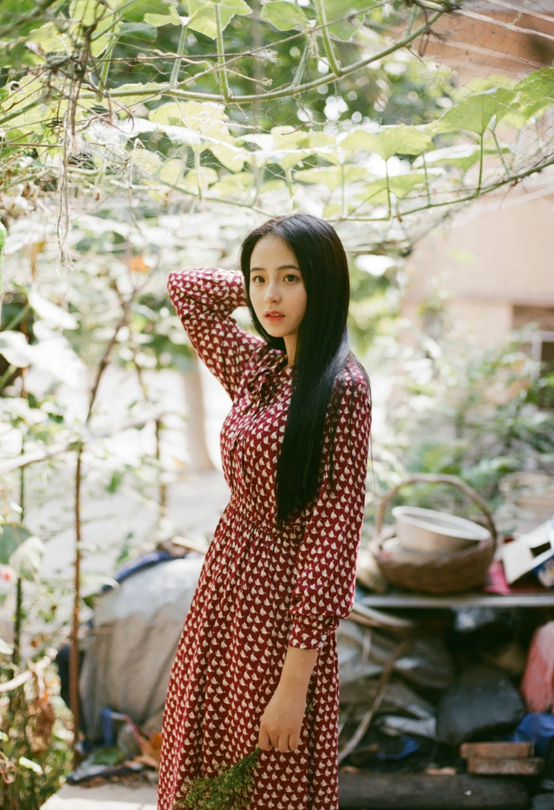 气质女神清新红色格子裙美丽动人