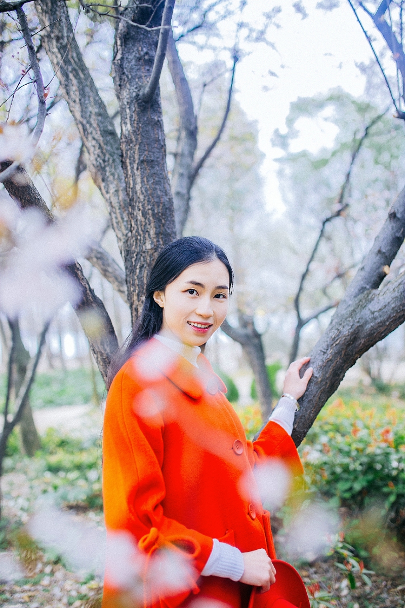 长发柔美少女森林红色外套靓丽