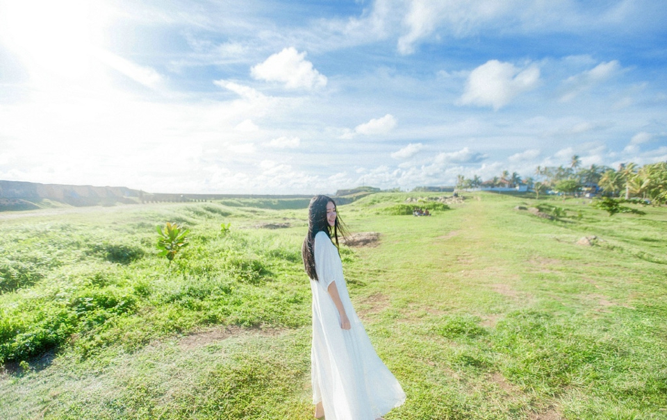 海岛上的白裙气质女神海风秀发飘逸