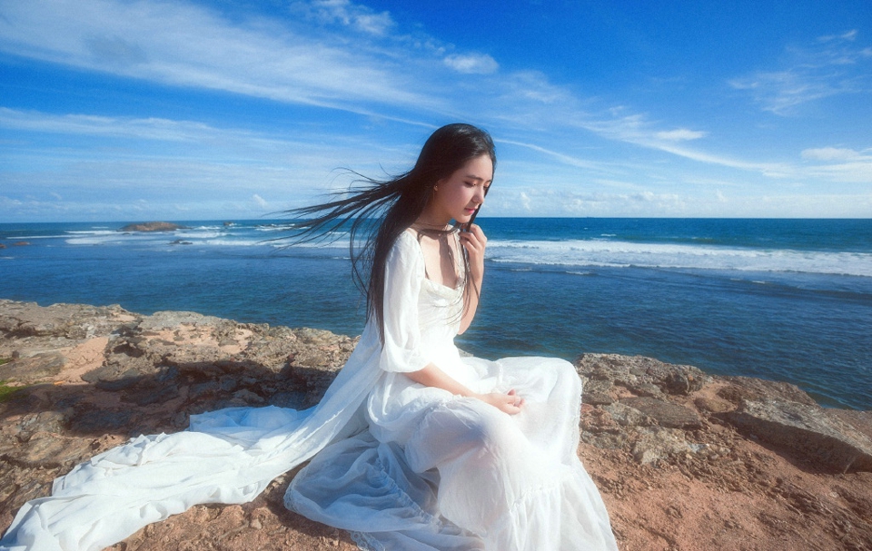 海岛上的白裙气质女神海风秀发飘逸