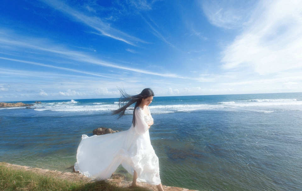 海岛上的白裙气质女神海风秀发飘逸