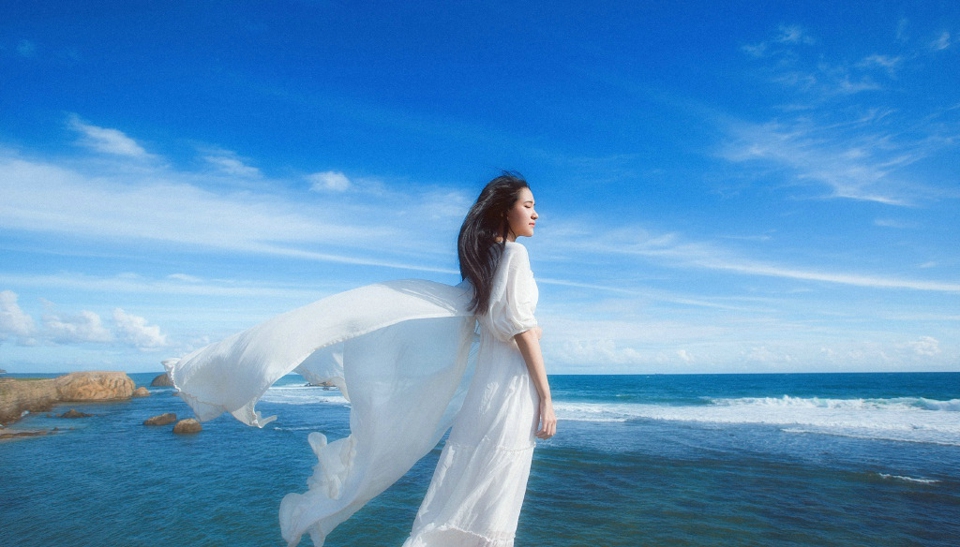海岛上的白裙气质女神海风秀发飘逸