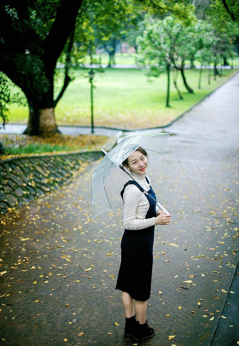 清新美女雨天漫步校园青春回忆