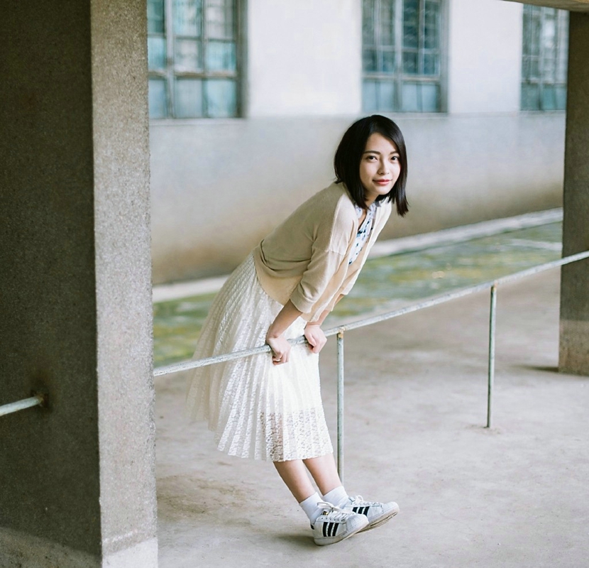 森系短发美女户外自然舒适随性写真