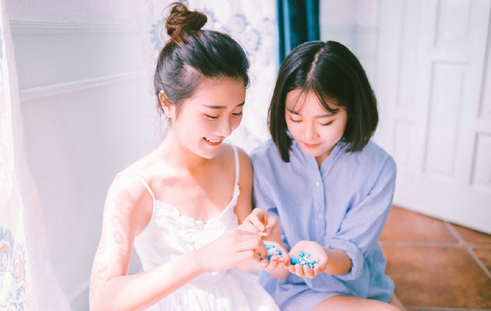 可爱姐妹花私房嬉戏玩耍度过美好时光