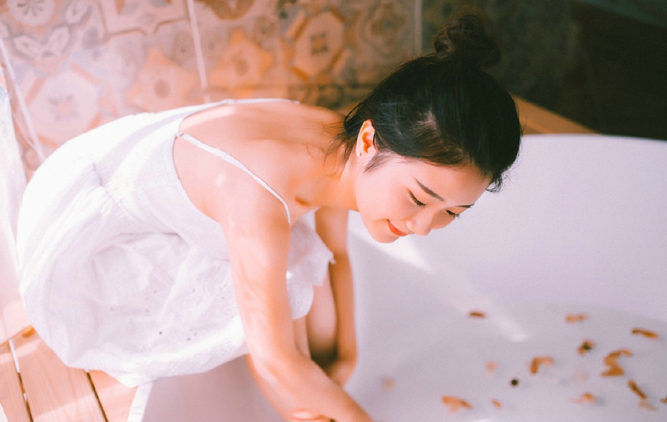 可爱姐妹花私房嬉戏玩耍度过美好时光