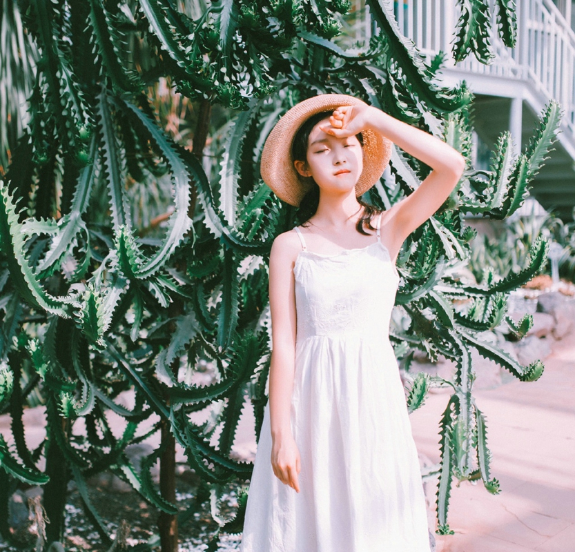 植物园内的清纯少女白裙清凉写真