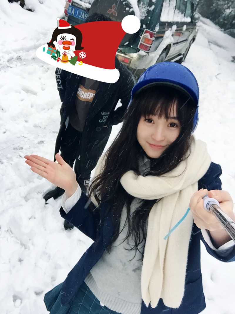 邻家大眼萌妹子户外白皙俏皮写真