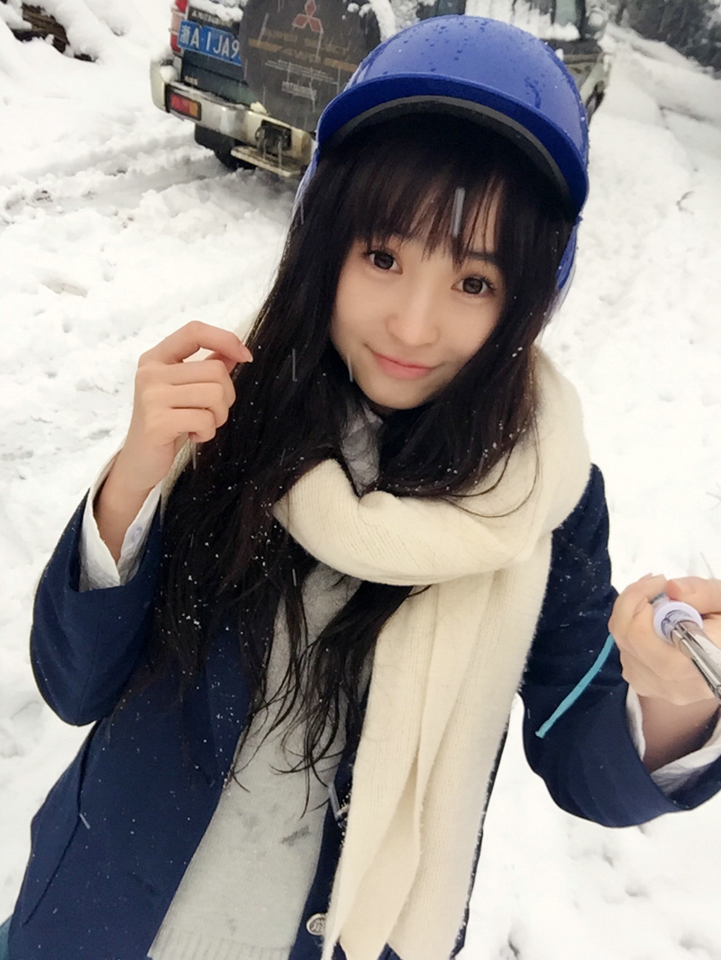 邻家大眼萌妹子户外白皙俏皮写真